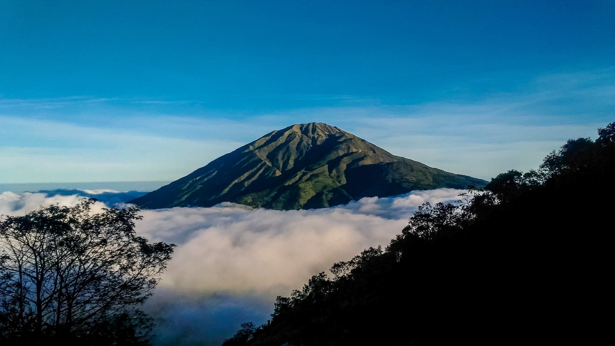 Pesona Alam Indonesia: 10 Gunung Terindah yang Memukau - Featured Image