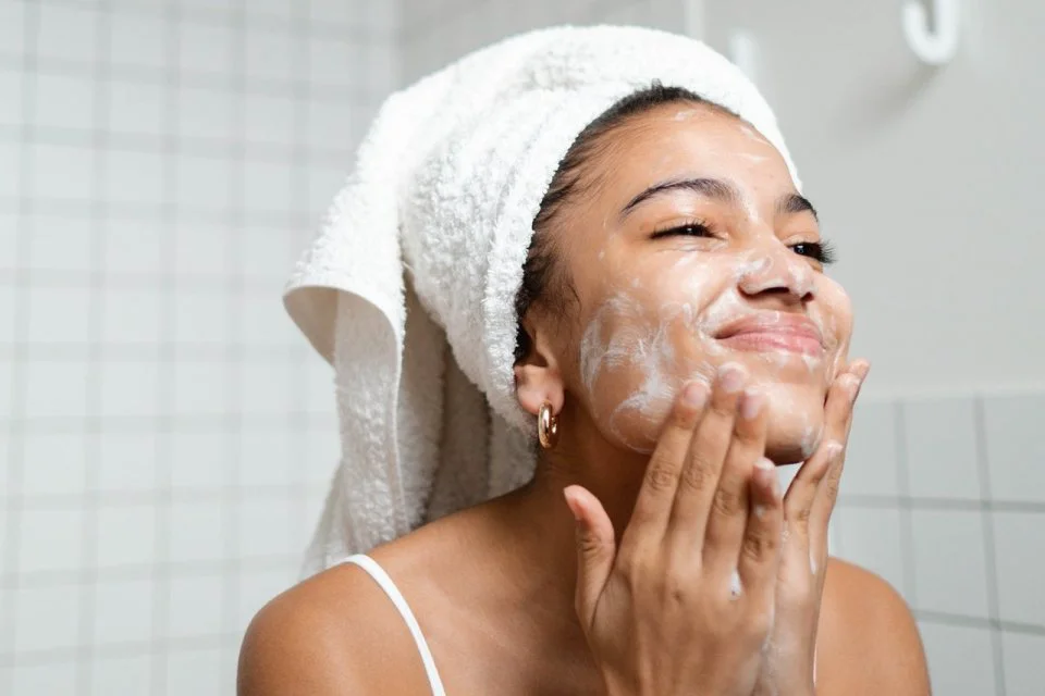 8 Facial Wash Terbaik yang Cocok untuk Semua Jenis Kulit